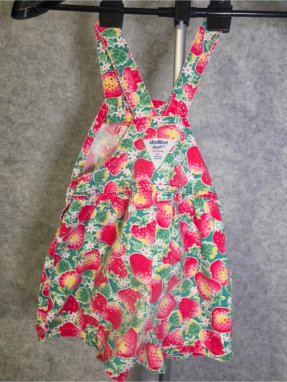 OshKosh B'gosh Strawberry Print Shortalls Rare 100% Cotton Size 2T - Picture 2 of 6